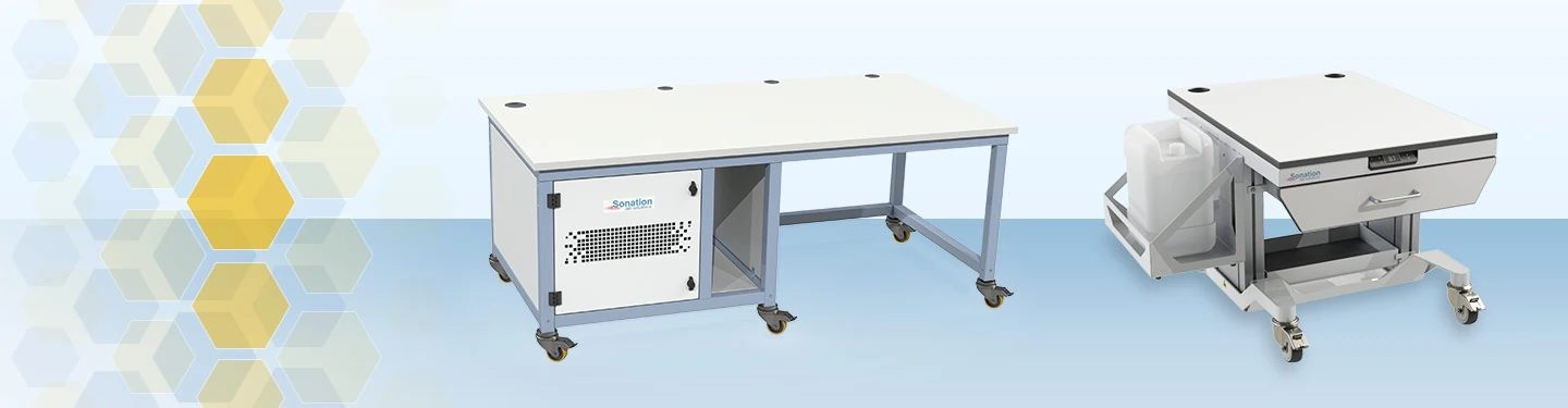 Ein Laborgerätetisch der QE-Serie und ein Laborgerätetisch der HPLC-Serie