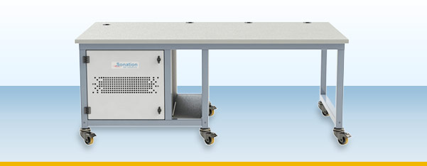 Laborgerätetisch der Sonation QE-Serie mit einfachem, linksseitigem Schallschutz